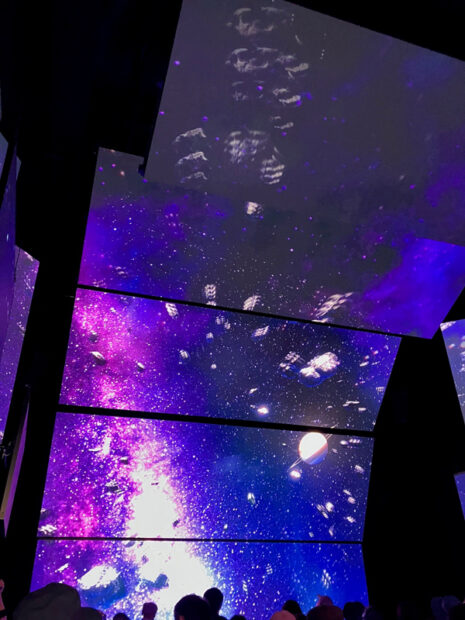 180度液晶への映像展示